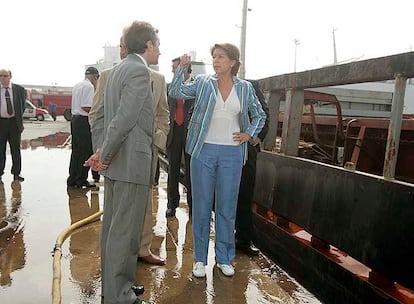 La ministra de Fomento, Magdalena Álvarez, en el puerto de Melilla, junto al buque <i>Tiger</i>.