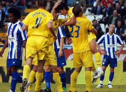 Los jugadores del Villarreal felictian a Matías Fernández, autor del primer gol.