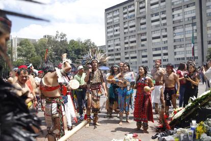 Danzantes participan en una marcha en Ciudad de México (México), el 2 de octubre de 2018, para conmemorar los 50 años del movimiento estudiantil y la matanza de Tlatelolco de 1968. 