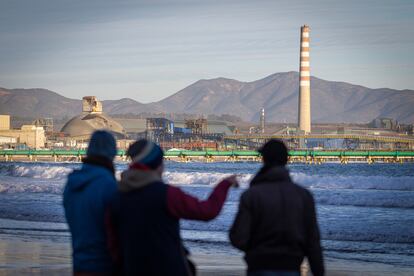 Los pocos turistas que actualmente visitan la playa de Ventanas observan como todo el borde costero esta tomado por las industrias contaminantes.