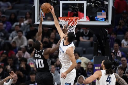 Santi Aldama realiza un tapón al jugador de los Kings Harrison Barnes, este jueves en la victoria de los Memphis Grizzlies en Sacramento.