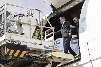 El secretario general de la ONU, António Guterres, inspecciona los suministros llegados al Aeropuerto Internacional de El Arish, antes de su visita al cruce fronterizo de Rafah entre Egipto y la Franja de Gaza, este viernes.