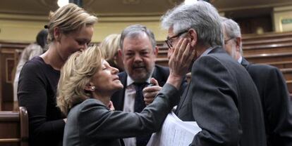 Elena Salgado a la salida de una sesión en la Cámara Baja.