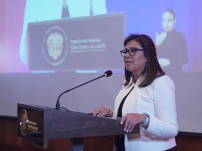 Luz Adriana Camargo habla en un evento en Bogotá, Colombia.