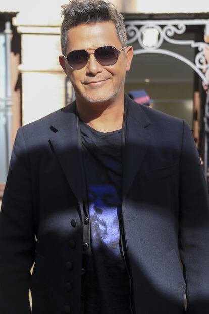 Dos empleados de Alejandro Sanz pidieron al cantante en 2006 medio millón de dólares para no difundir unas imágenes y unos vídeos comprometedores y por no desvelar que el cantante tenía un hijo fruto de una relación extramatrimonial. En lugar de ceder al chantaje Sanz decidió hacer pública la existencia de éste y denunció el caso a la policía.