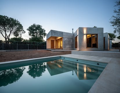 La piscina completa la parcela, que tiene más de 700 metros cuadrados.