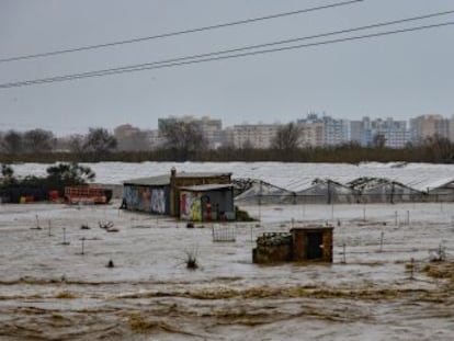 Protección Civil recomienda a los vecinos de las zonas inundables que pasen la noche en lugares elevados