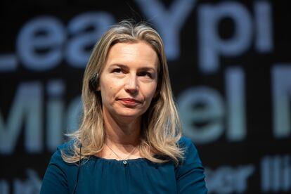 Lea Ypi, en el CCCB durante una conferencia para estudiantes de secundaria.
