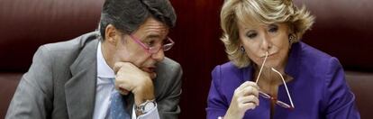 Esperanza Aguirre escucha a Ignacio González en la Asamblea.