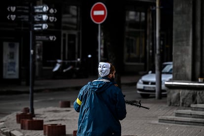 Un miembro de las fuerzas ucranianas, con una máscara de anonimus, patrulla el centro de Kiev.