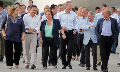 Rita Barberá, entre Serafín Castellano, Alberto Fabra y Alfonso Rus, ayer en el acto del partido en Valencia.