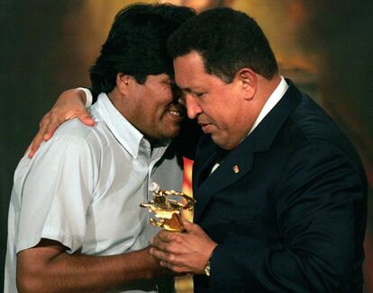 Los presidentes de Bolivia, Evo Morales (izquierda), y Venezuela, Hugo Chávez, en 2006.