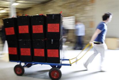 Un empleado transporta urnas vacías tras el recuento de los votos en Dublín.