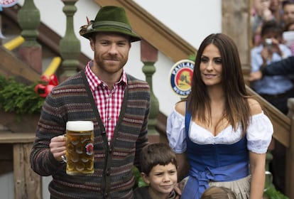 Xabi Alonso y su mujer Nagore Aramburu en el Oktoberfest de 2014, nada más llegar a Munich tras fichar por el Bayern.