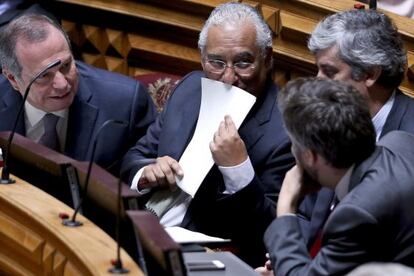 Antonio Costa (centro) durante la sesi&oacute;n en el Parlamento que acab&oacute; con el gobierno de Passos Coelho.