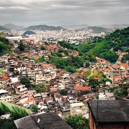 Vista de una favela colindante con el elegante barrio de Santa Teresa.