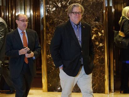 Steve Bannon, a la salida de la torre Trump.