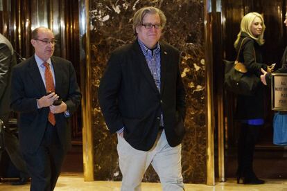 Steve Bannon, a la salida de la torre Trump.