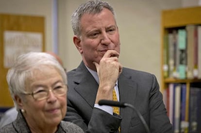 El alcalde de Nueva York, Bill de Blasio, junto a la canciller de Educación, Carmen Fariña.