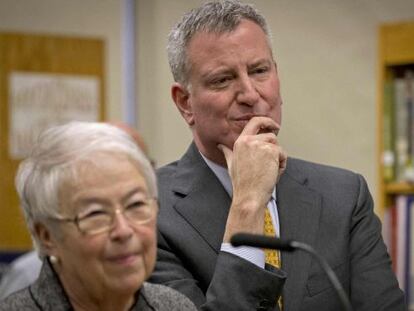 El alcalde de Nueva York, Bill de Blasio, junto a la canciller de Educaci&oacute;n, Carmen Fari&ntilde;a.