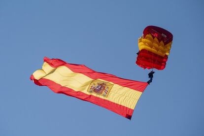 Un paracaidista de la Patrulla Acrobática de Paracaidismo del Ejército del Aire (PAPEA) salta sobre la plaza de Lima durante la celebración del Día de la Fiesta Nacional.