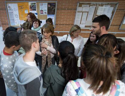 Alumnos del instituto Districte Maritim de Valencia, tras las pruebas de PISA.