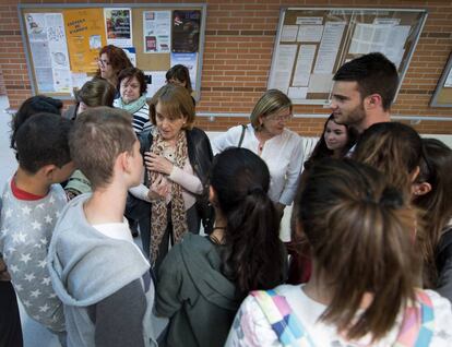 Alumnos del instituto Districte Maritim de Valencia, tras las pruebas de PISA. 