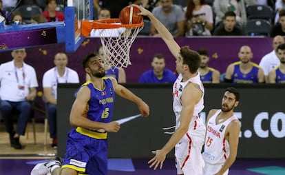 Juancho Hernangómez anota ante Rumanía.