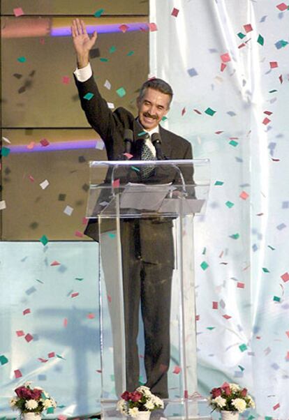 El presidente del PRI, Roberto Madrazo, saluda a sus seguidores en 2002.