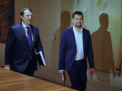 El candidato del PSOE a la presidencia de Castilla y León, Luis Tudanca, y el candidato a la reelección por el PP, Alfonso Fernández Mañueco, a su llegada al primer debate electoral en las Cortes, el 31 de enero.