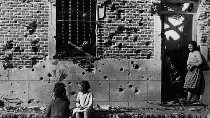 Robert Capa's photograph of 10 Peironcely street in 1936.