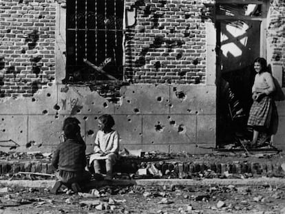 Fotografía de Robert Capa de Peironcely, 10 (1936), en Madrid.