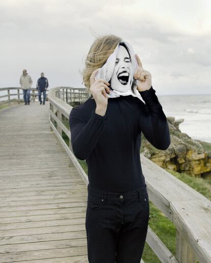 En la exposición se podrán ver cinco series de fotografías y videos donde Pachi y Claudia juegan a ser vampiros que aman la luz, modelos de portada de revista, seres mágicos que habitan bosques y montañas, o protagonistas de la eterna historia del marinero que busca a una sirena. Para ello utiliza como localizaciones los propios lugares de su vida en Asturias y Madrid, donde reside actualmente.