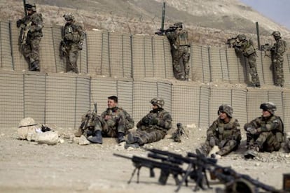 Foto tomada en 2011 que muestra a un grupo de soldados del S&eacute;ptimo Batall&oacute;n de Infanter&iacute;a de Monta&ntilde;a realizando pr&aacute;cticas de tiro en la base de Tagab en la provincia de Kapisa.