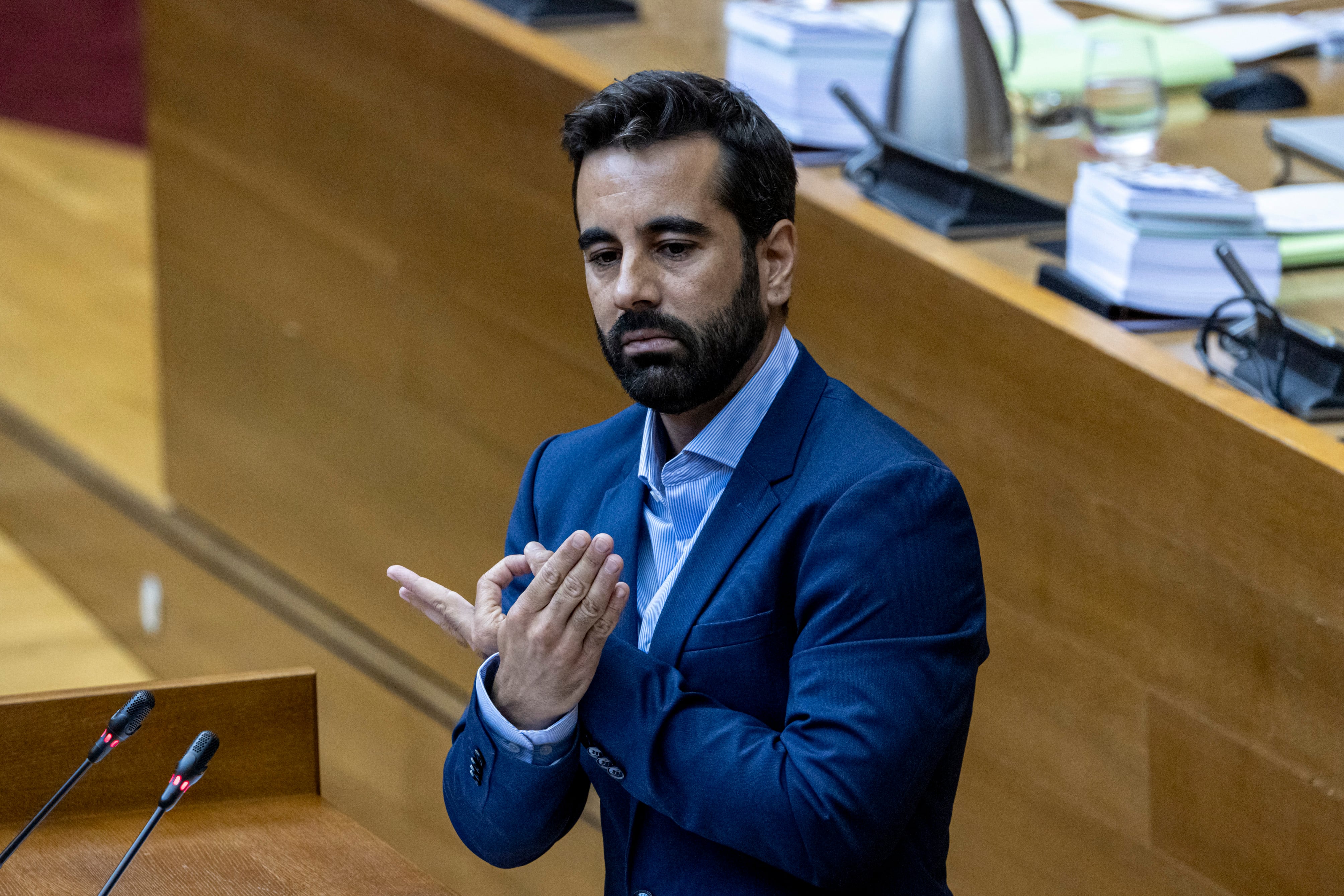 El portavoz socialista, José Muñoz, en un pleno de las Cortes valencianas.