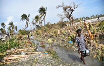 Una niña camina por el paisaje arrasado que ha dejado el huracán Matthew en Haití.