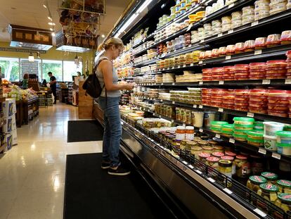 Una mujer en una tienda de alimentación en Miami, Florida.