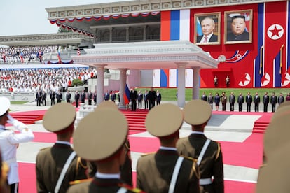 Los líderes ruso y norcoreano, durante la ceremonia oficial de bienvenida.