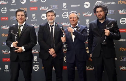 Desde la izquierda, el guionista Andr&eacute;s Duprat, el director Gast&oacute;n Duprat, el actor &Oacute;scar Mart&iacute;nez y el director Mariano Cohn, con los premios de &#039;El ciudadano ilustre&#039; en sus manos.