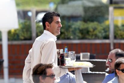 Un camarero en una terraza en Getxo. 