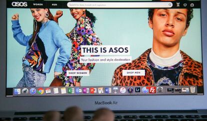 Una persona navega en la página web de ASOS.