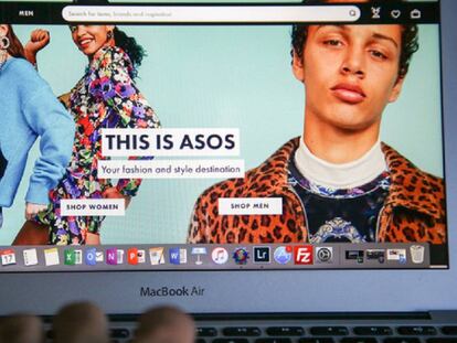 Una persona navega en la página web de ASOS.