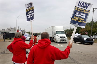 Trabajadores de UAW hacen un piquete frente a la planta de ensamblaje de Ford en Wayne el 26 de septiembre de 2023 en Wayne, Michigan.