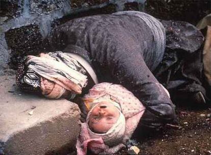 El kurdo iraquí Alí Haver, junto a su hijo de un mes, muertos en el ataque químico contra Halabja en marzo de 1988.