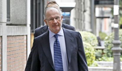 Rodrigo Rato regresa a su domicilio madrileño en el barrio de Salamanca, ayer.