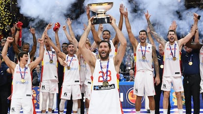 Rudy Fernández levanta el trofeo de campeones del Eurobasket.