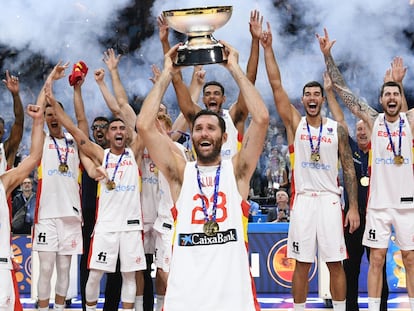 Rudy Fernández levanta el trofeo de campeones del Eurobasket.