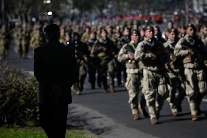 El Gobierno argentino realizó un gran despliegue militar con más de 7.000 efectivos de distintas fuerzas, 70 vehículos de combate y 62 aeronaves protagonizaron la mayor exhibición militar en décadas en Buenos Aires. 