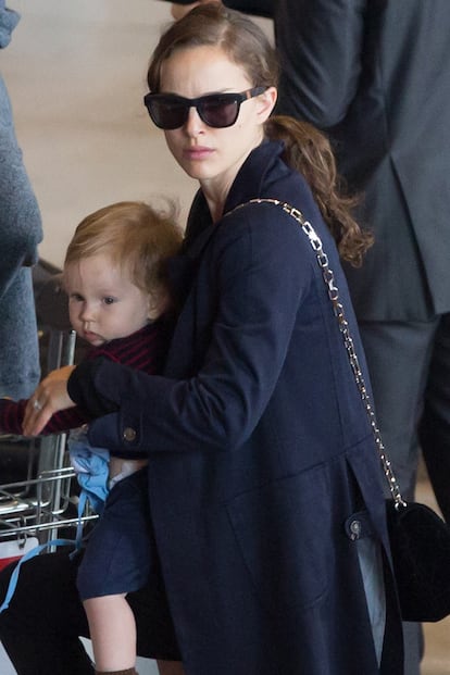 Natalie Portman junto a su pequeño Aleph Milleped en París.