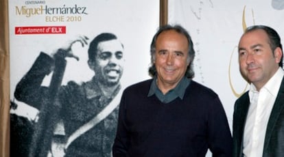 El cantautor Joan Manuel Serrat, junto al alcalde de Elche, Alejandro Soler, hoy, en la presentación de la gira de su álbum 'Hijo de la luz y la sombra'.